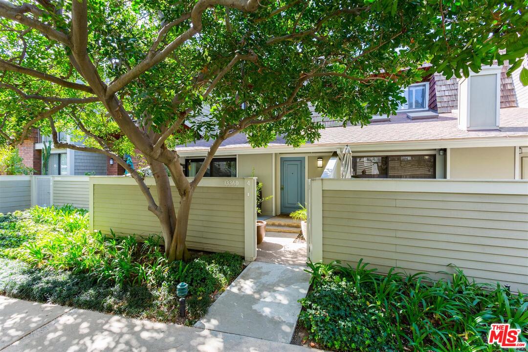 13360 Maxella Avenue, Unit 4 Marina del Rey, CA 90292 - Photo 1 of 20