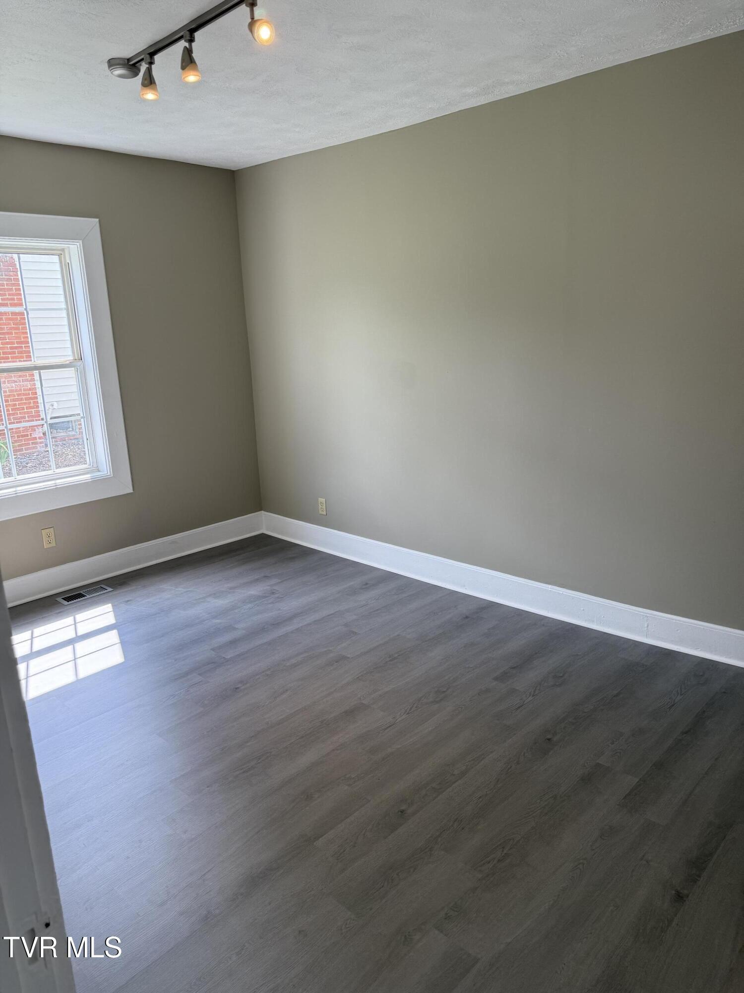 701 1st Street Elizabethton, TN 37643 - Photo 17 of 21 IMG_0074