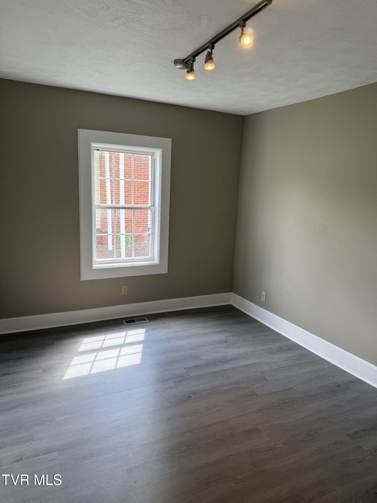 701 1st Street Elizabethton, TN 37643 - Photo 19 of 21 IMG_0076