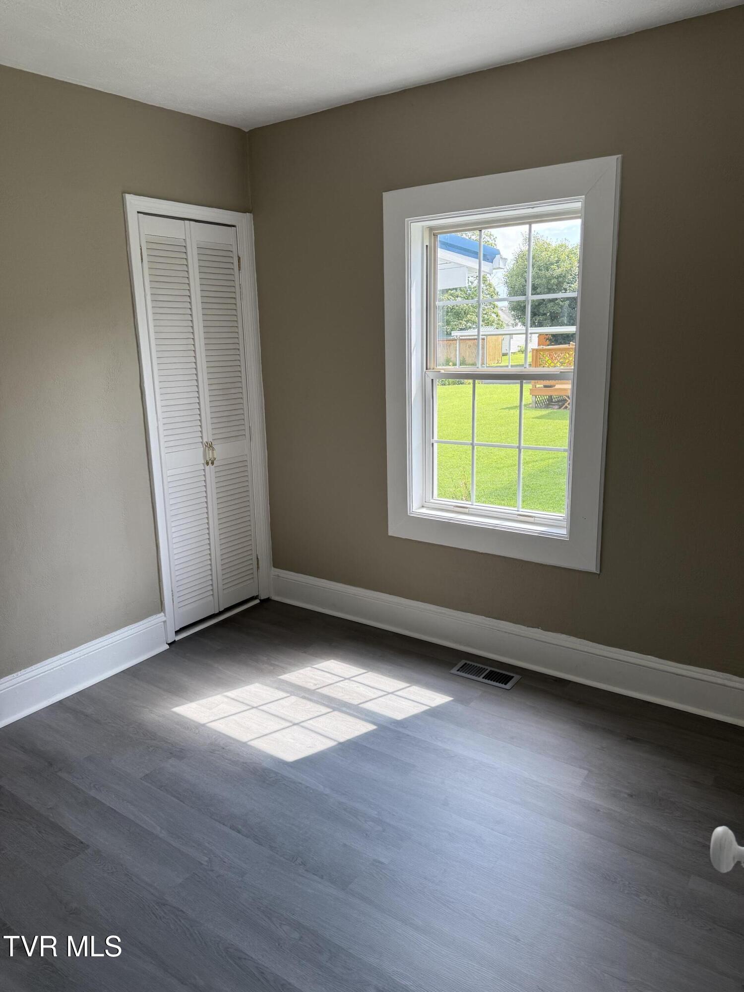 701 1st Street Elizabethton, TN 37643 - Photo 20 of 21 IMG_0077