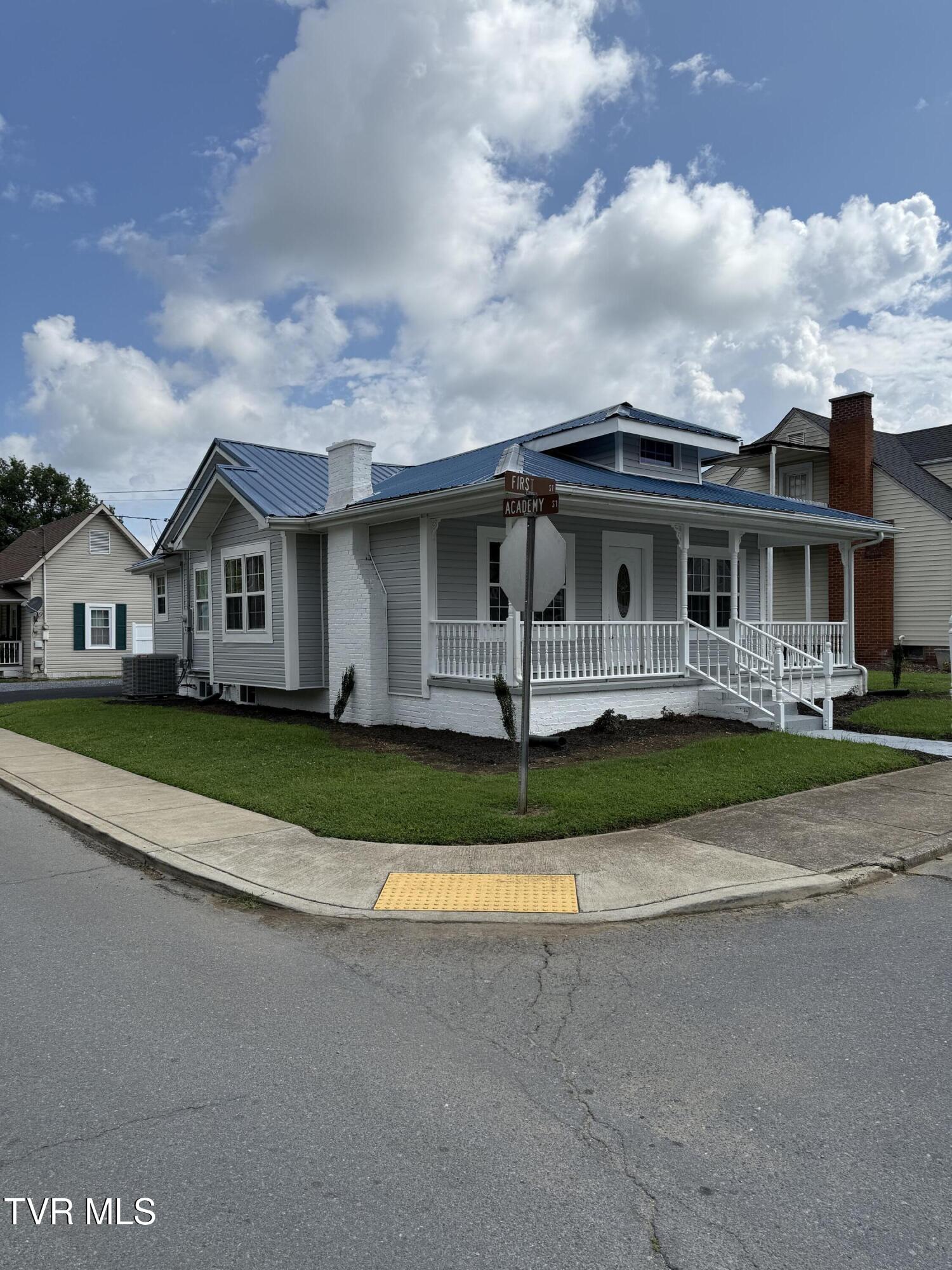 701 1st Street Elizabethton, TN 37643 - Photo 2 of 21 IMG_0058