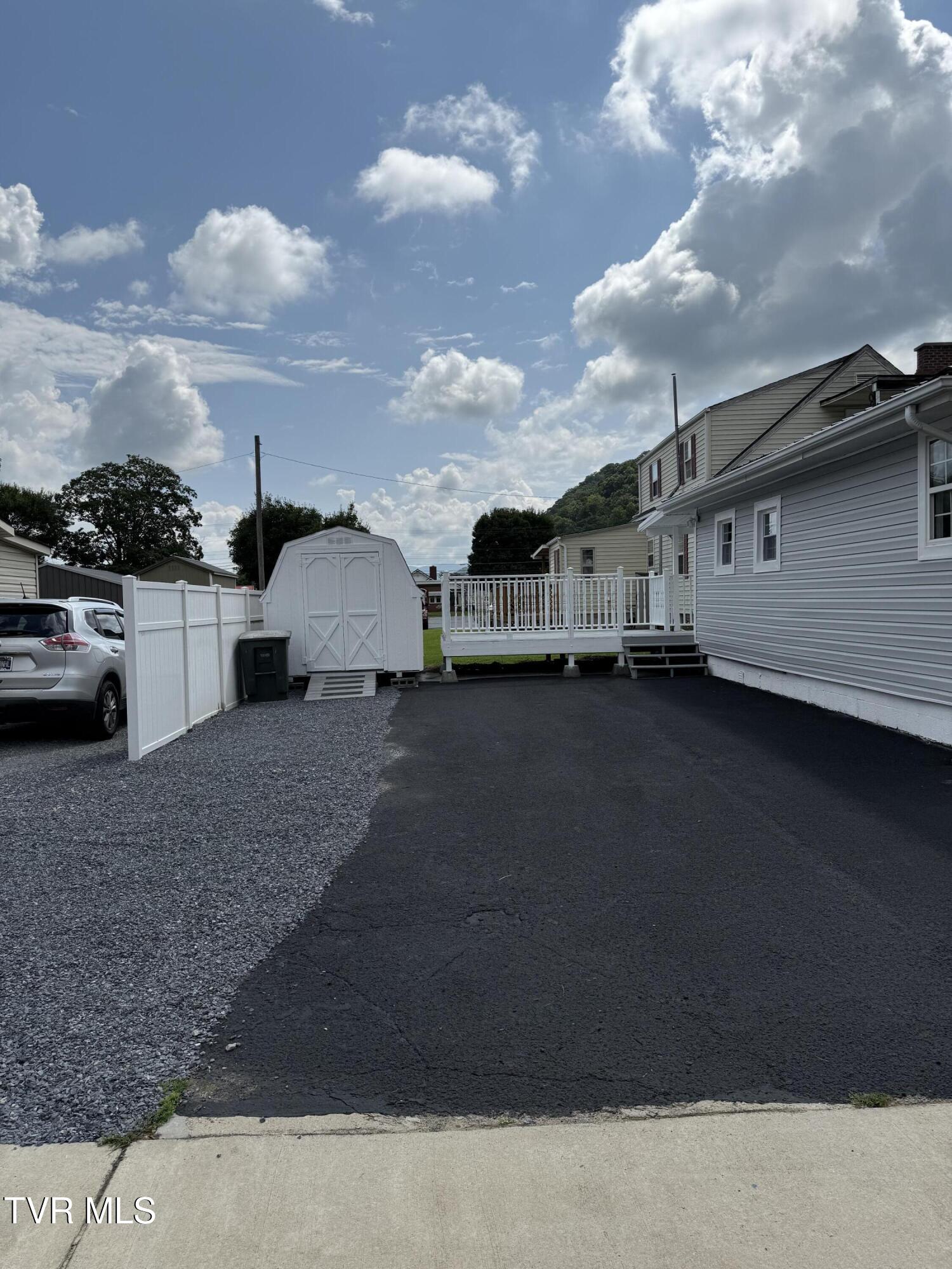 701 1st Street Elizabethton, TN 37643 - Photo 4 of 21 IMG_0060