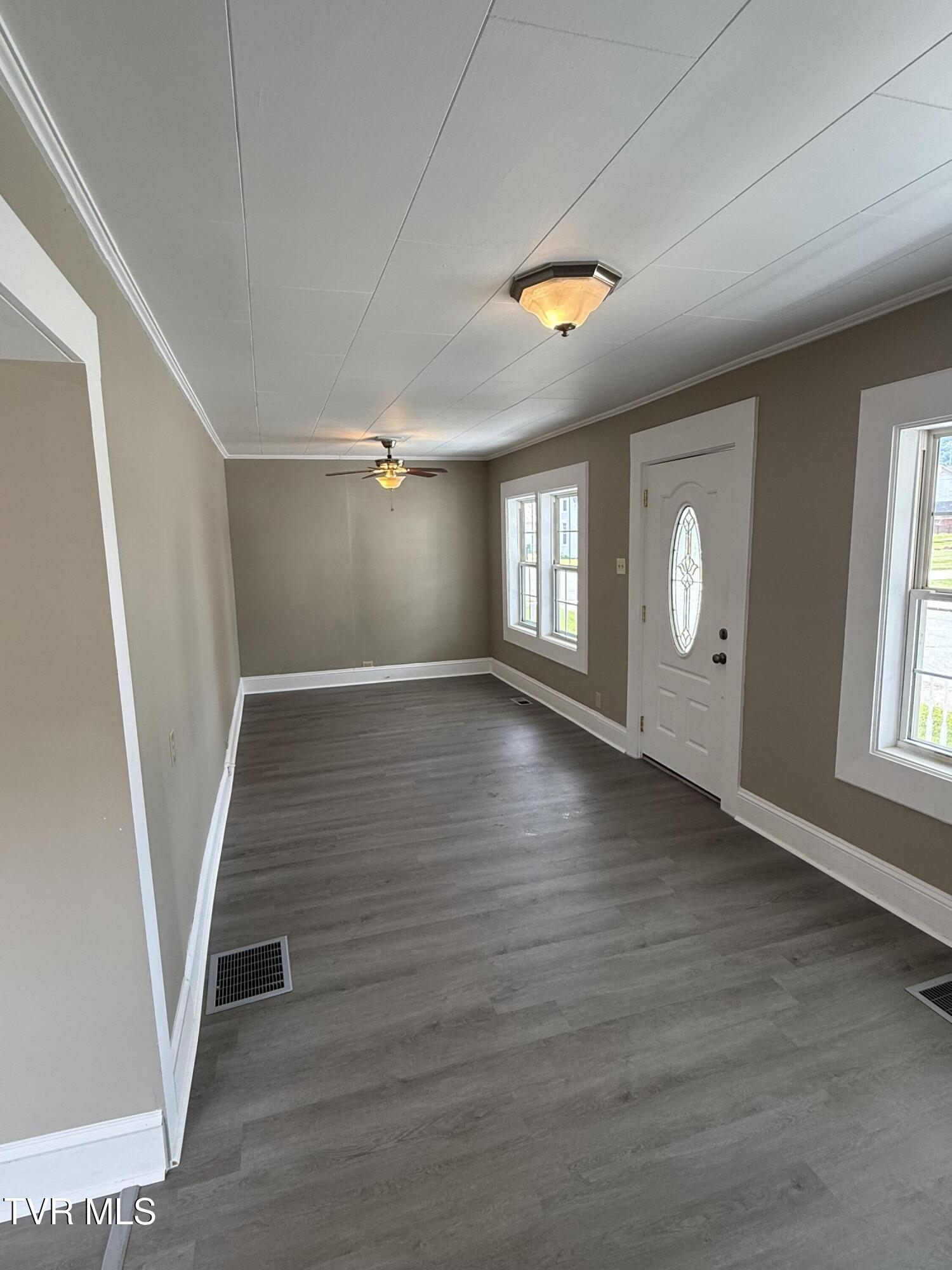 701 1st Street Elizabethton, TN 37643 - Photo 6 of 21 IMG_0065