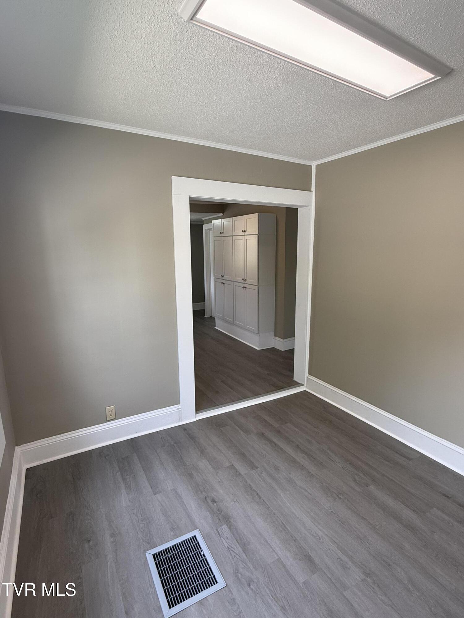 701 1st Street Elizabethton, TN 37643 - Photo 9 of 21 IMG_0067