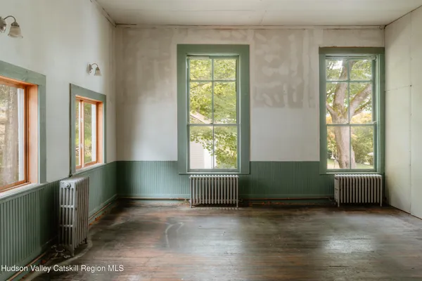 an empty room with windows and pillars in it