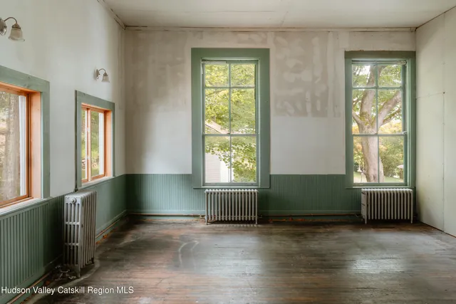 an empty room with windows and pillars in it