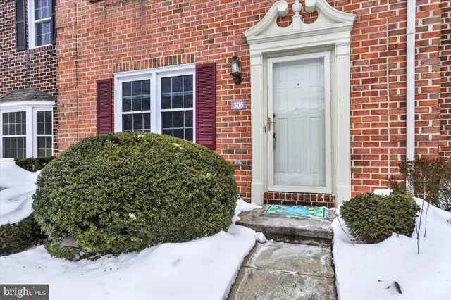 a house view with a outdoor space