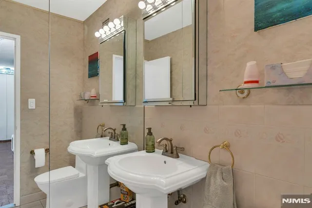 $250,000 | 2150 Center Avenue, Unit 17D, Fort Lee, NJ 07024