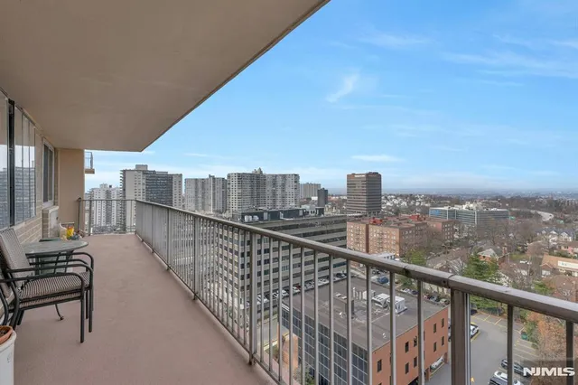 $250,000 | 2150 Center Avenue, Unit 17D, Fort Lee, NJ 07024