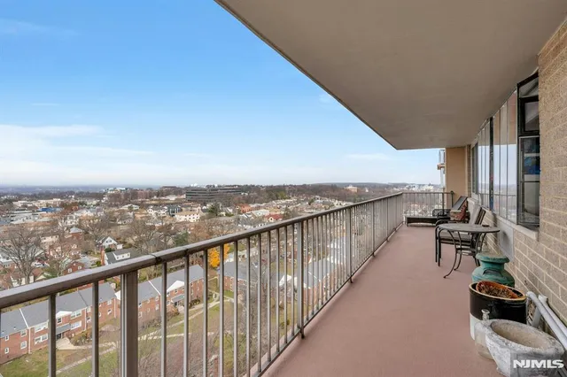 $250,000 | 2150 Center Avenue, Unit 17D, Fort Lee, NJ 07024