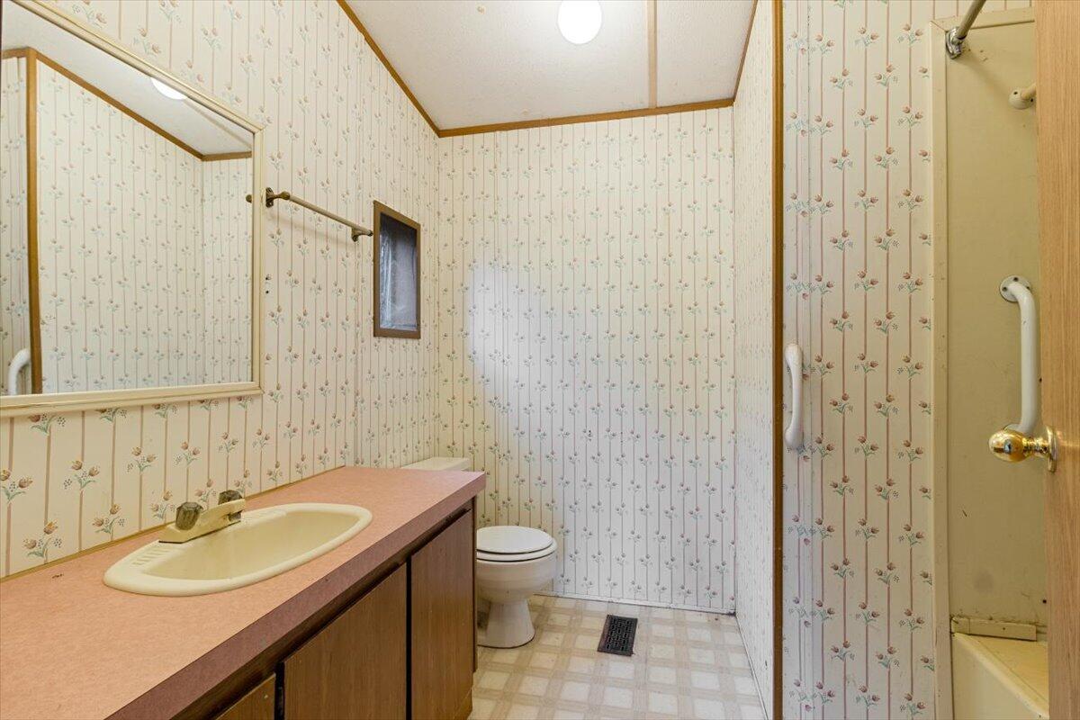 6850 Downing Road, Unit 66 Central Point, OR 97502 - Photo 10 of 15 Primary bathroom