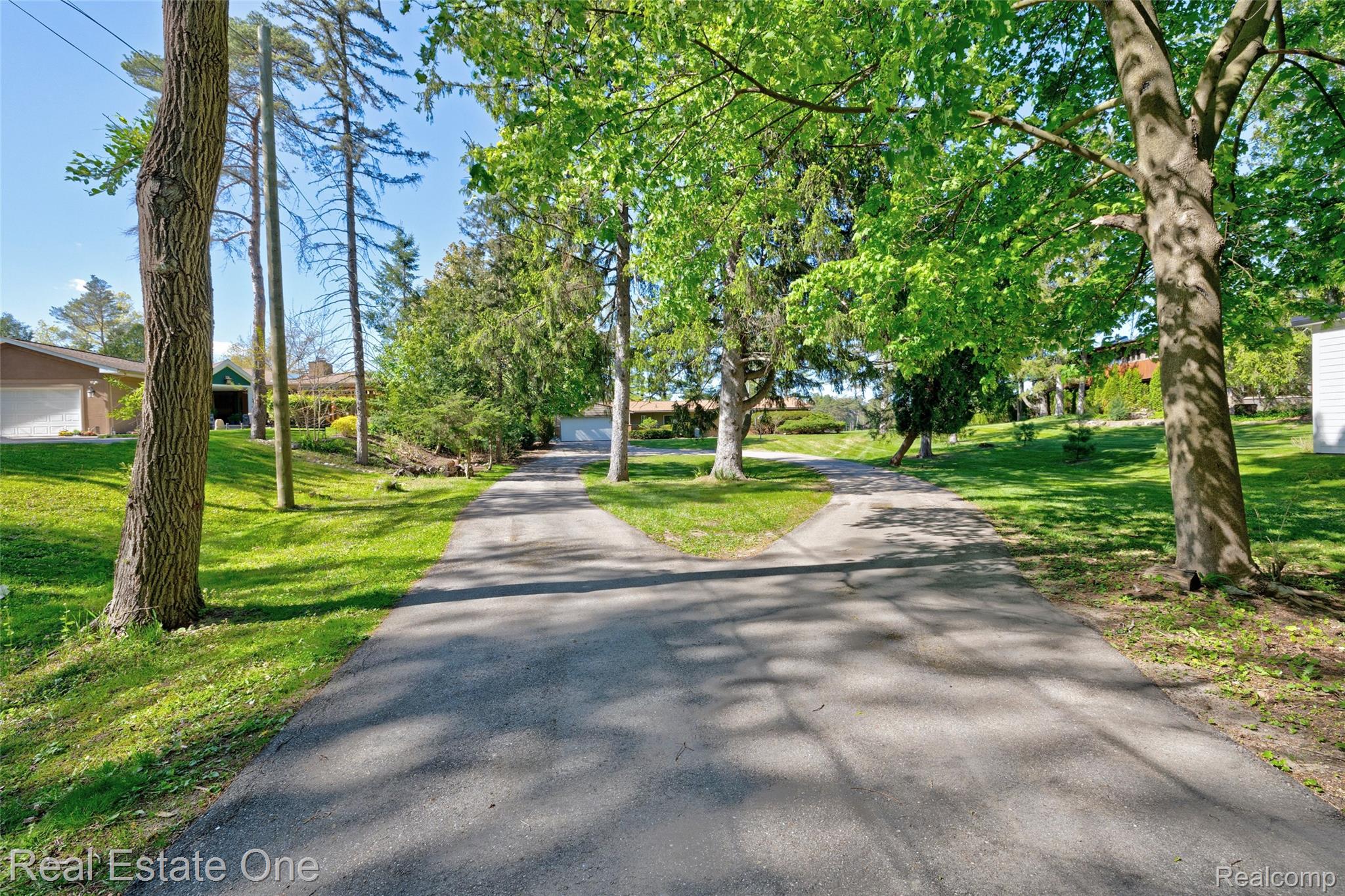 1140 Seneca Road Lake Orion, MI 48362 - Photo 45 of 65 55) Driveway.jpg