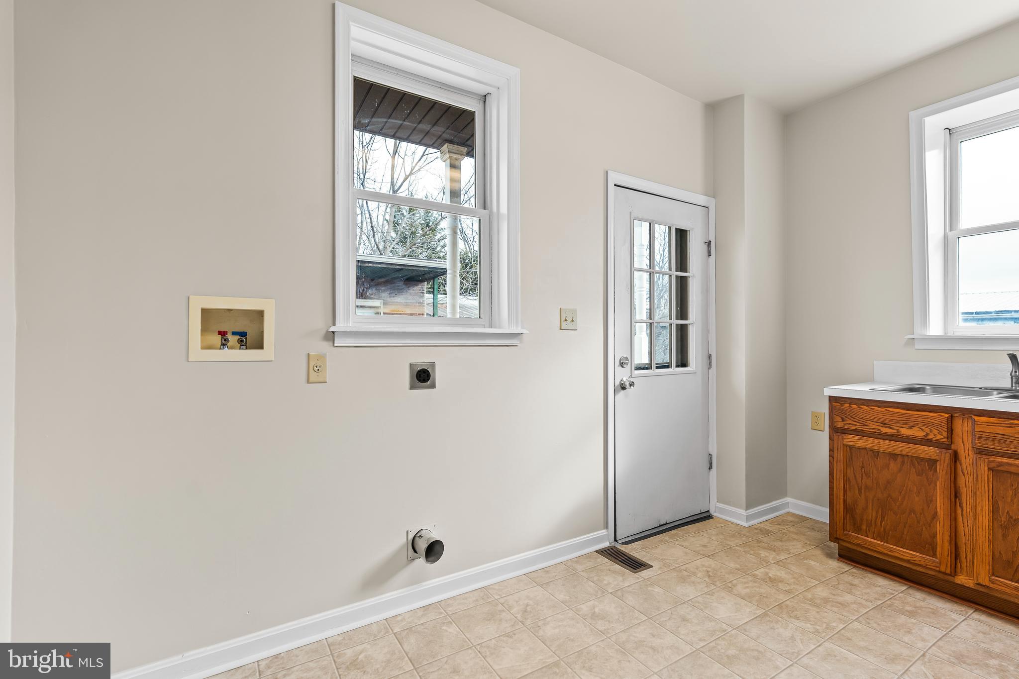 44 Madison Avenue Hagerstown, MD 21740 - Photo 15 of 24 an empty room with windows