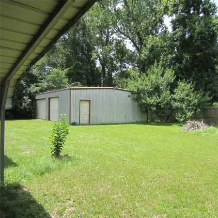 a view of a backyard