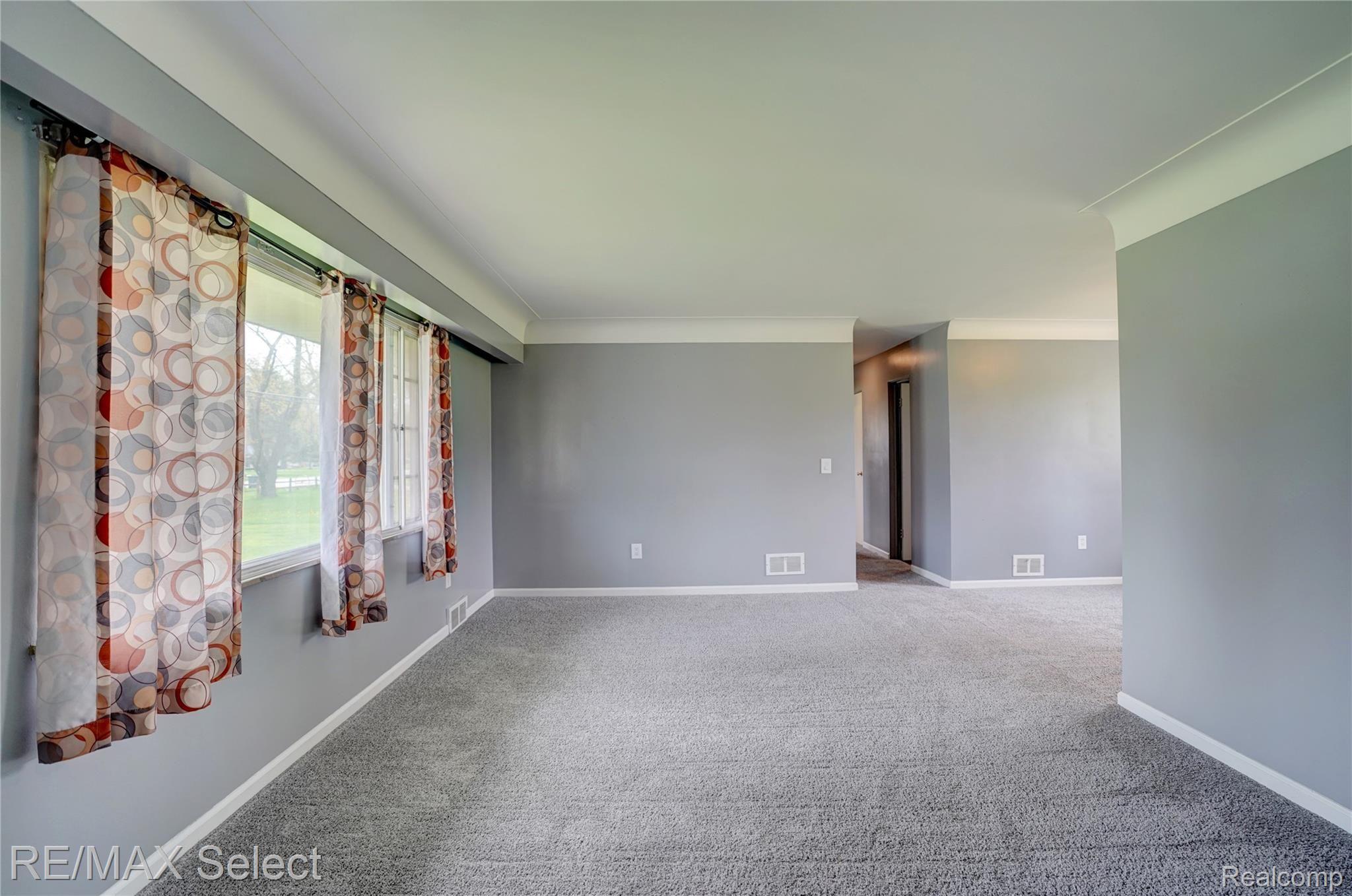 6237 East Pierson Road Flint, MI 48506 - Photo 8 of 29 6237 E Pierson Rd 19.jpg