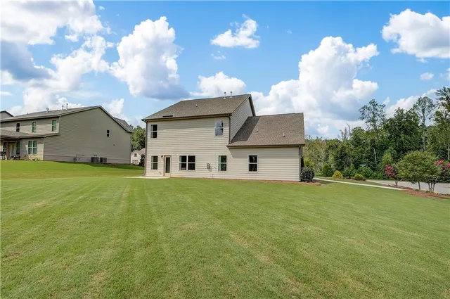 a view of a house with a yard