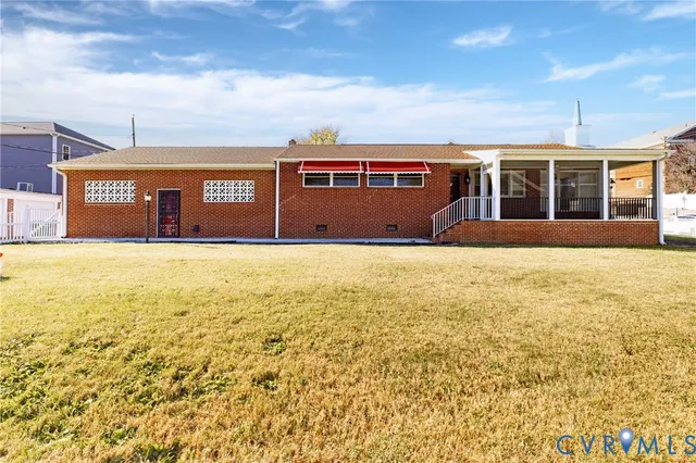 a view of an house with pool and yard