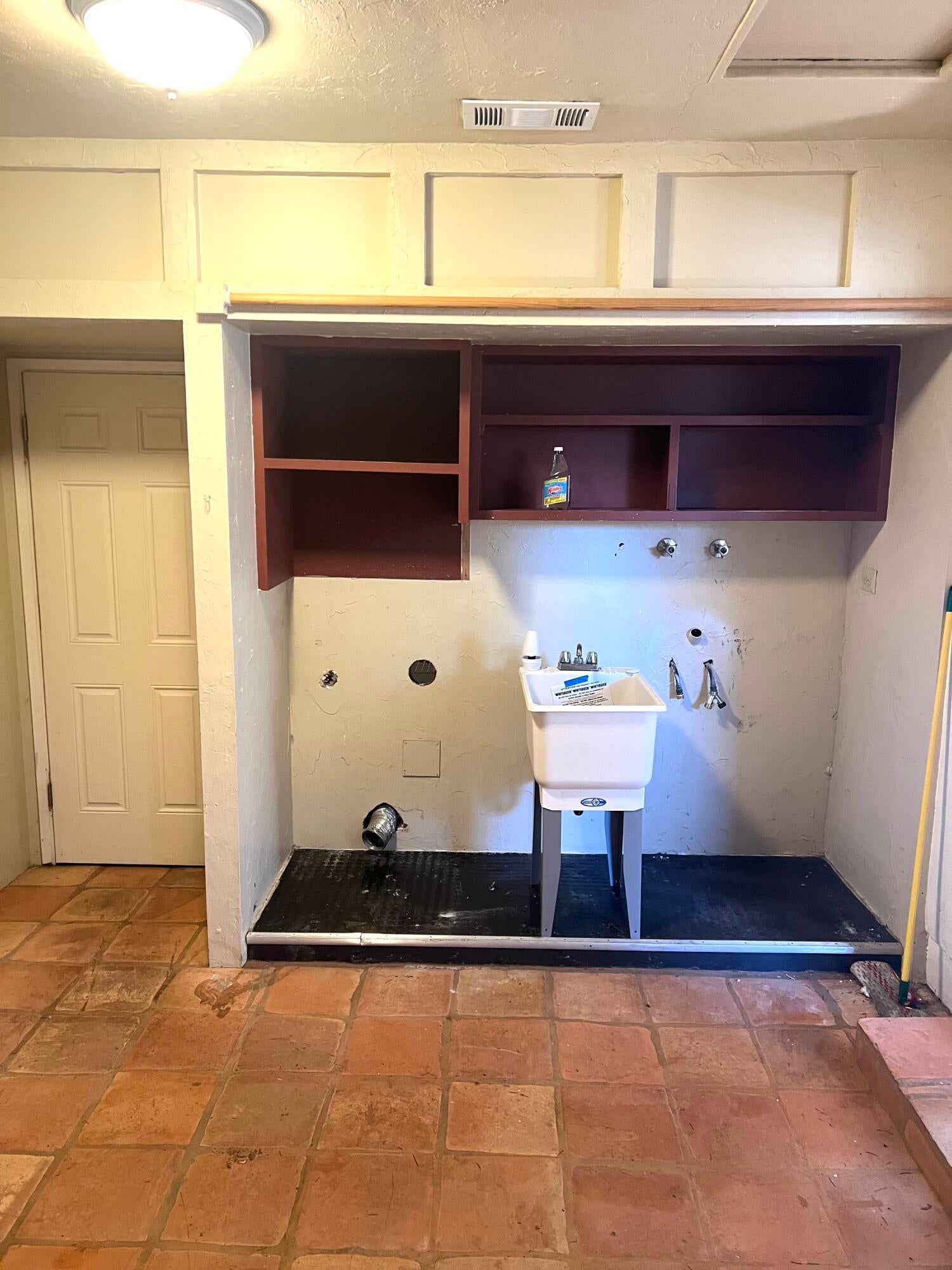 1901 Crestbrook Road Medford, OR 97504 - Photo 13 of 16 Laundry