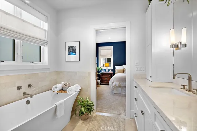 $2,350,000 | 711 1/2 Marigold Avenue, Corona del Mar, CA 92625