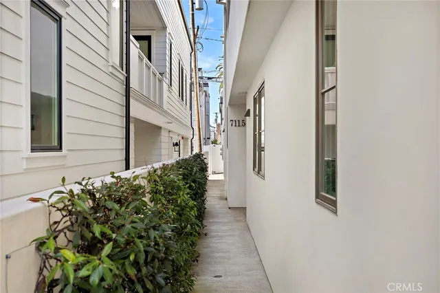 $2,350,000 | 711 1/2 Marigold Avenue, Corona del Mar, CA 92625