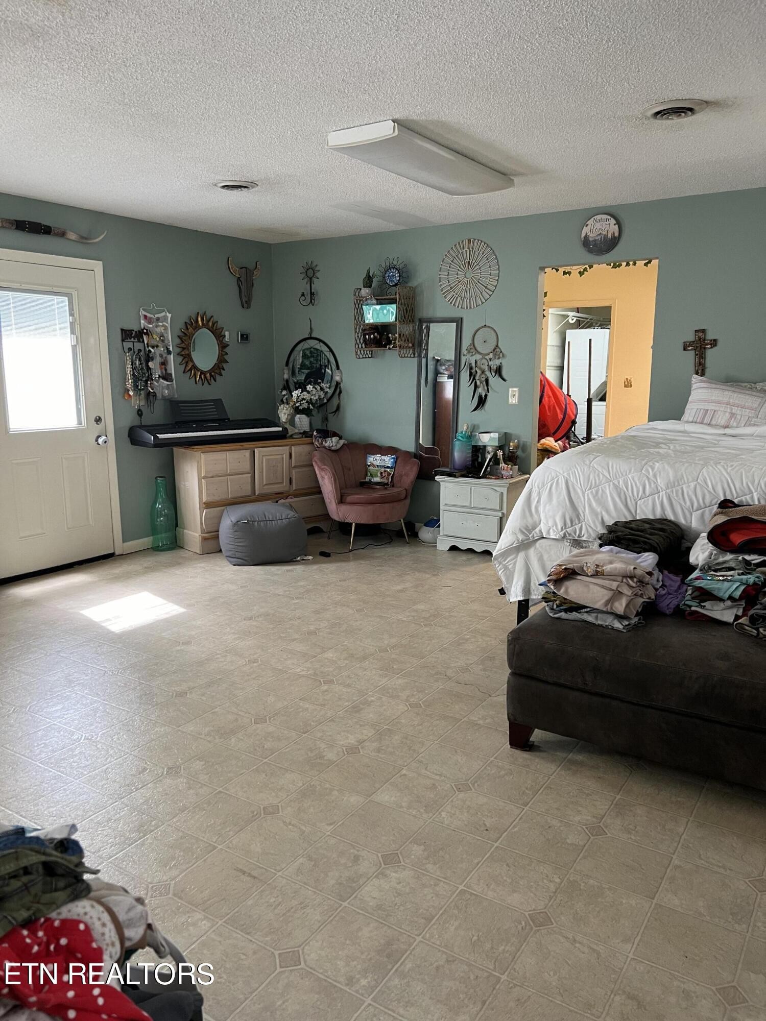 306 Englewood Road Madisonville, TN 37354 - Photo 18 of 34 a bedroom with furniture and a lamp