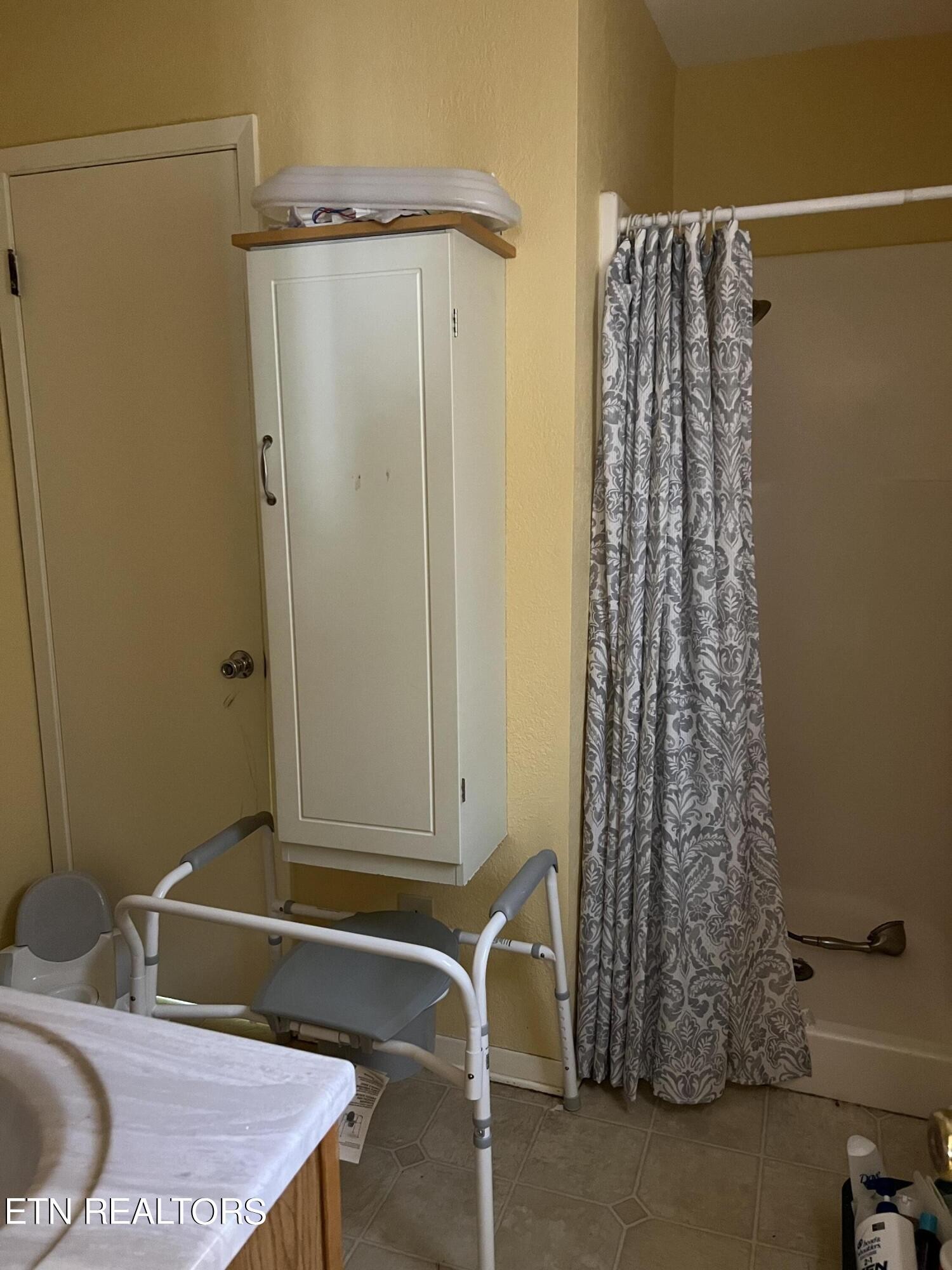 306 Englewood Road Madisonville, TN 37354 - Photo 20 of 34 a bathroom with a sink and a mirror