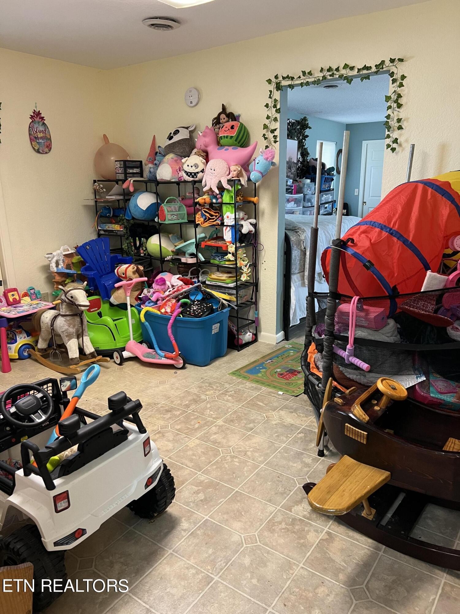 306 Englewood Road Madisonville, TN 37354 - Photo 21 of 34 a room with gym equipment and a chandelier
