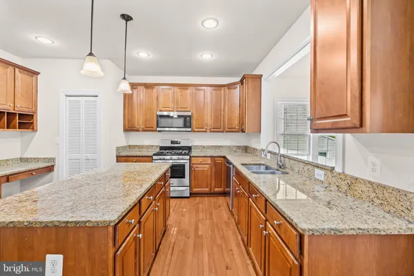 $699,900 | 18706 Kerill Road, Triangle, VA 22172