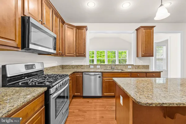 $699,900 | 18706 Kerill Road, Triangle, VA 22172