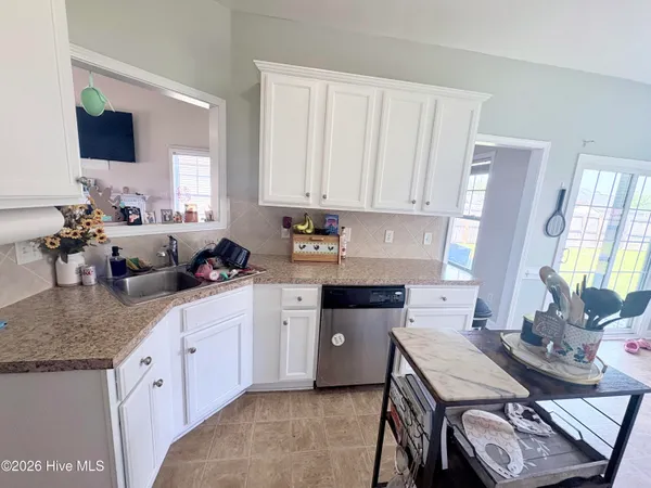 $2,000 | 174 Moonstone Court, Jacksonville, NC 28546