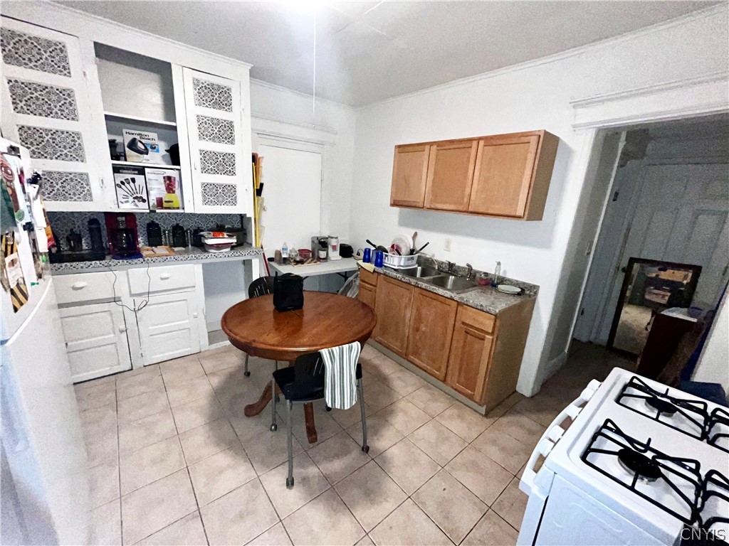 314 Elliott Street Syracuse, NY 13204 - Photo 4 of 19