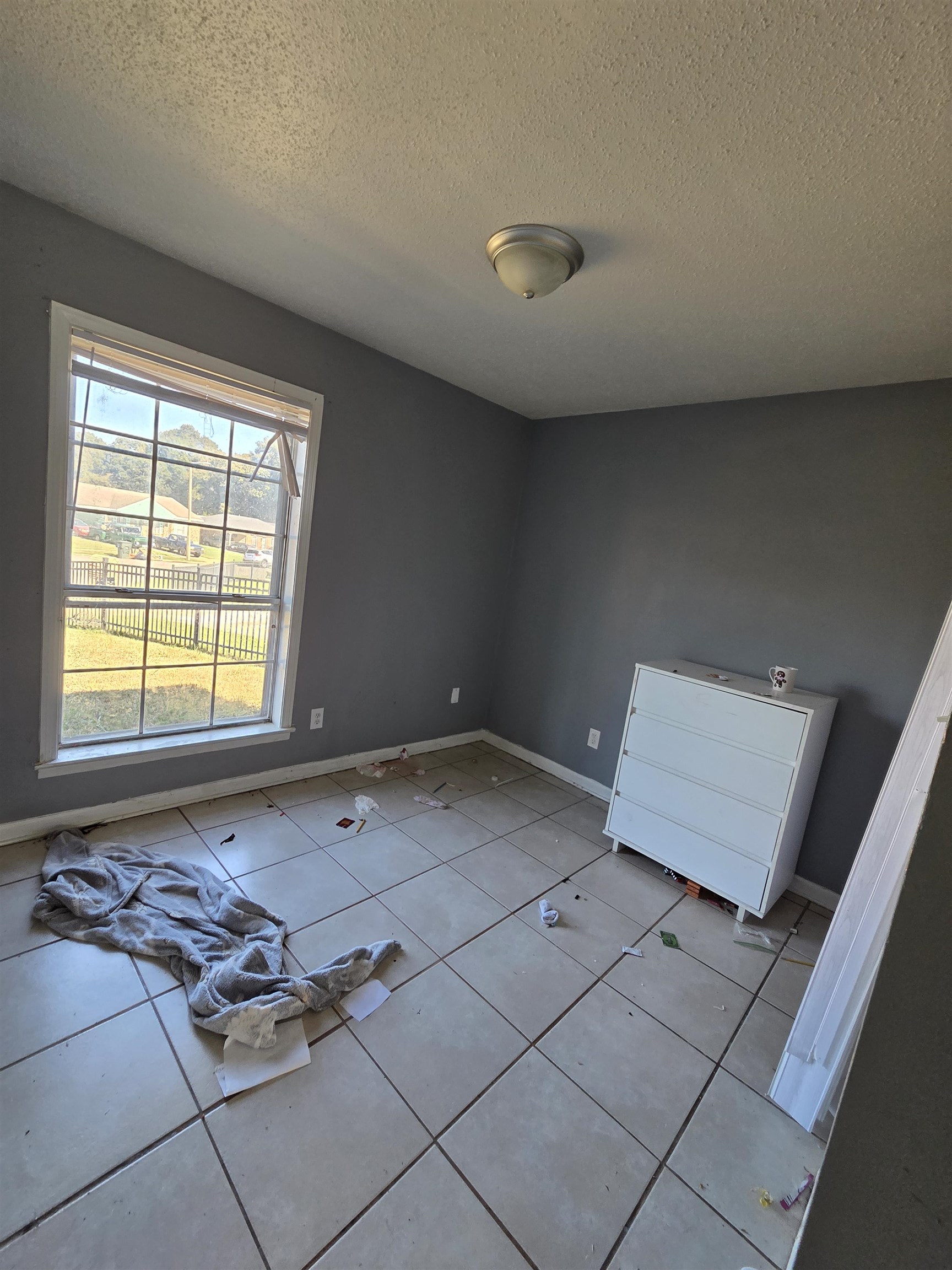 493 Tonawanda Cove Memphis, TN 38109 - Photo 14 of 15 a living room with a book shelf