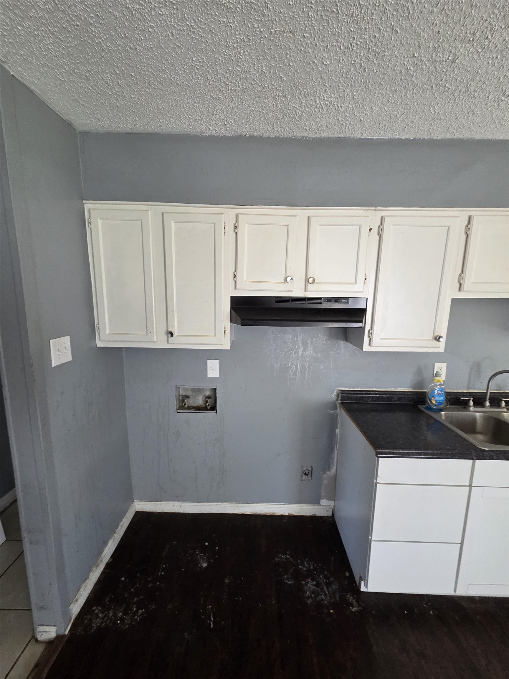 493 Tonawanda Cove Memphis, TN 38109 - Photo 8 of 15 a kitchen with a sink and cabinets