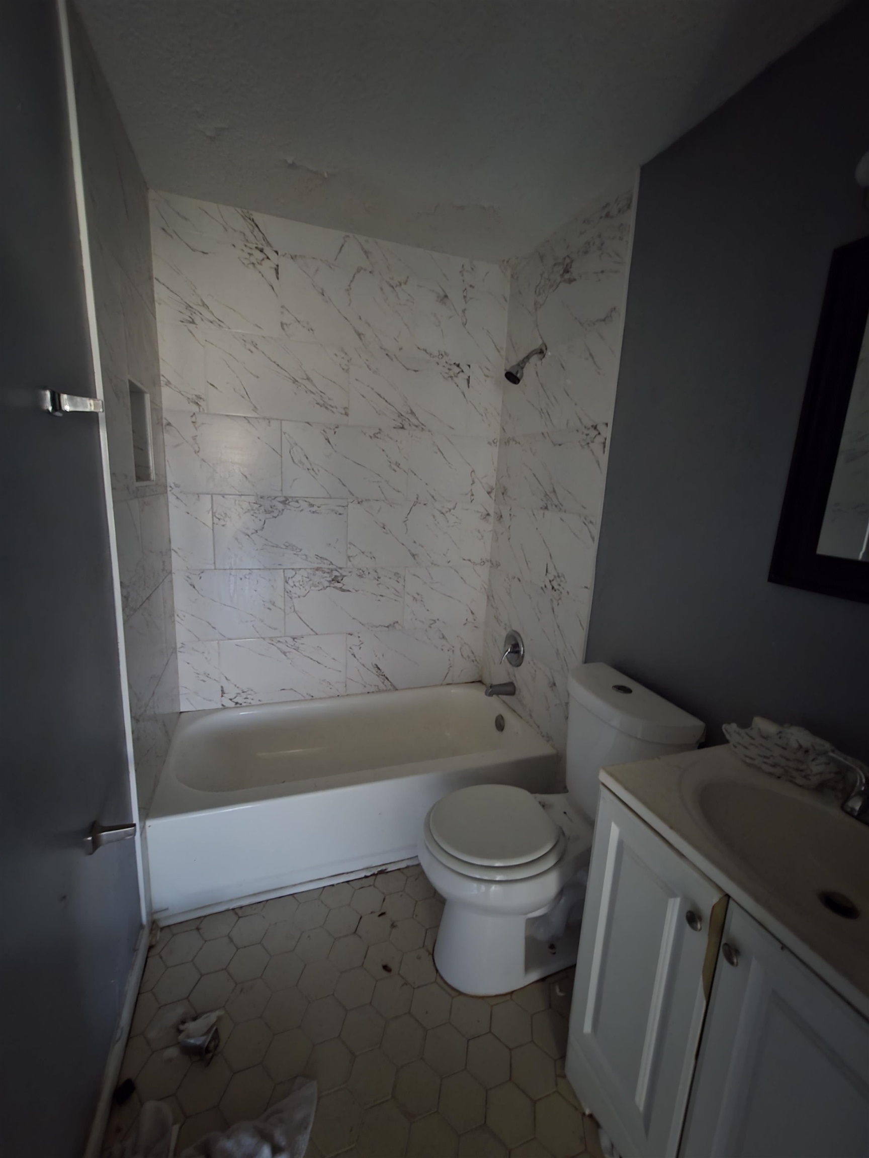 493 Tonawanda Cove Memphis, TN 38109 - Photo 10 of 15 a bath room with a toilet and a bath tub