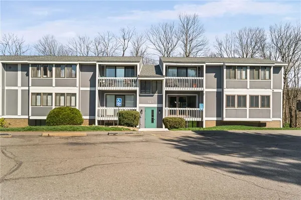 $140,000 | 323 Ridge Point Circle, Unit 24, Bridgeville, PA 15017