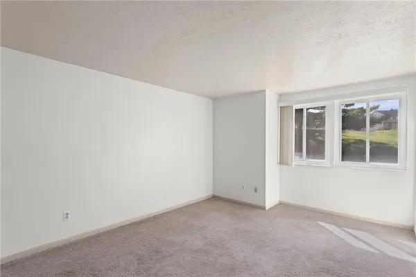 $140,000 | 323 Ridge Point Circle, Unit 24, Bridgeville, PA 15017