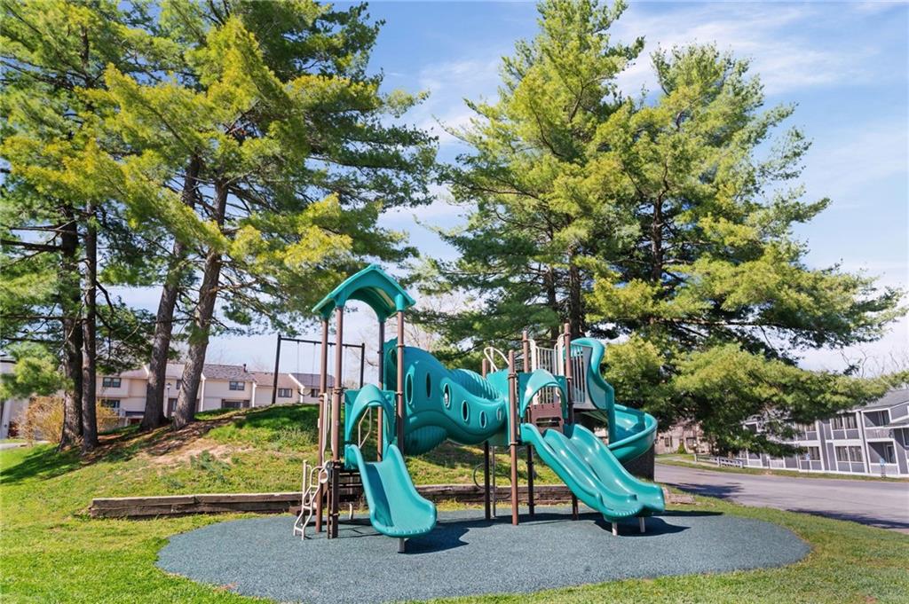 323 Ridge Point Circle, Unit 24 Bridgeville, PA 15017 - Photo 7 of 42