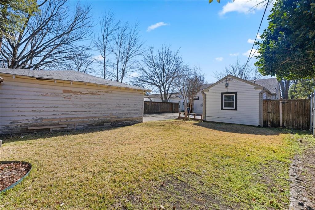 6043 Llano Avenue Dallas, TX 75206 - Photo 35 of 40 a backyard of a house with large trees