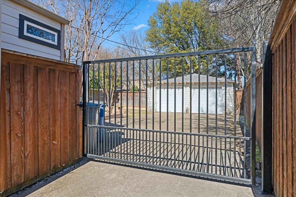 6043 Llano Avenue Dallas, TX 75206 - Photo 37 of 40 a view of a balcony