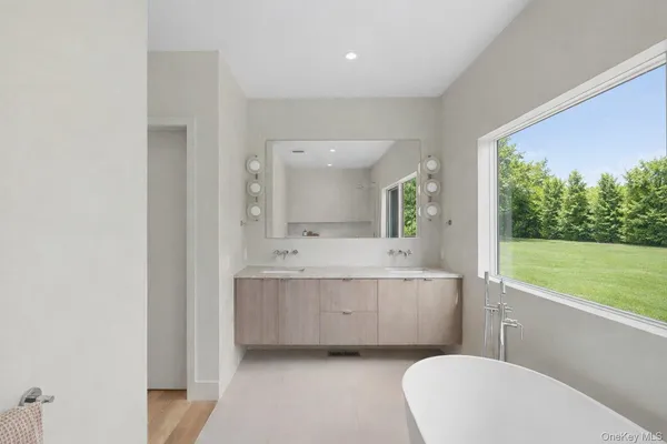 $4,295,000 | 32 School Street, East Hampton, NY 11937