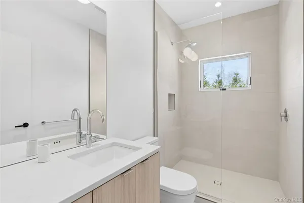 $4,295,000 | 32 School Street, East Hampton, NY 11937
