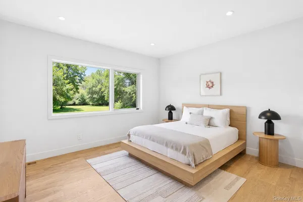 $4,295,000 | 32 School Street, East Hampton, NY 11937