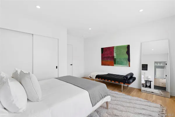 $4,295,000 | 32 School Street, East Hampton, NY 11937