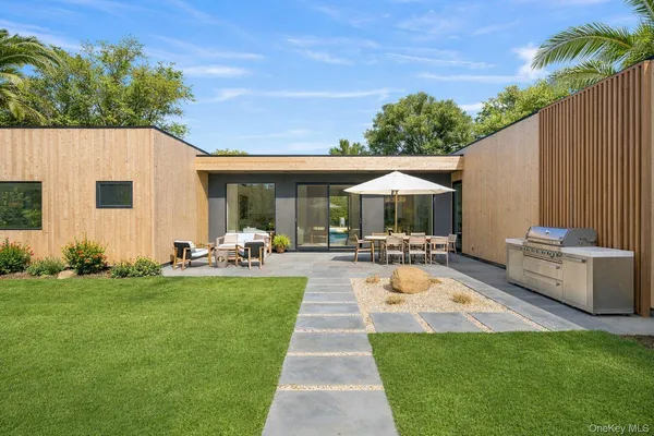 $4,295,000 | 32 School Street, East Hampton, NY 11937