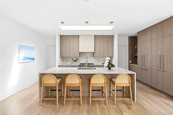 $4,295,000 | 32 School Street, East Hampton, NY 11937