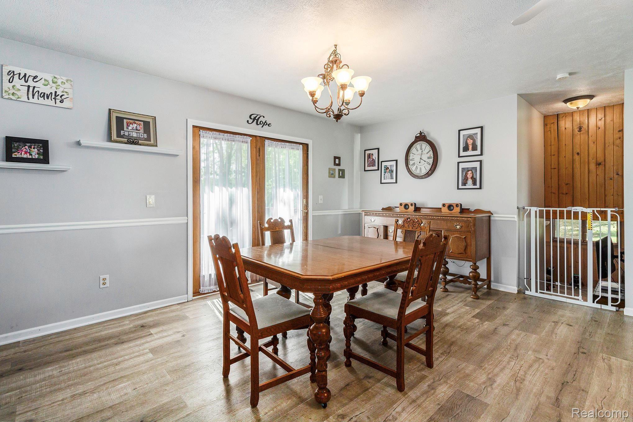 3307 North Cedar Road Fowlerville, MI 48836 - Photo 9 of 33 3307 Dining area.jpg