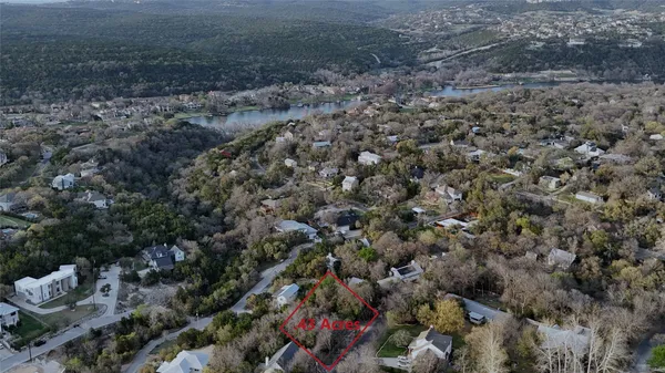 a view of a dry yard