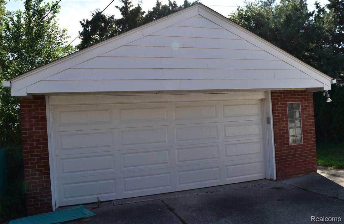 2185 Vernier Road Grosse Pointe, MI 48236 - Photo 2 of 15 garage.jpg