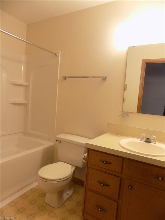 3104 Tyro Road Lexington, NC 27295 - Photo 23 of 28 Shared hall bath has recent, deep tub/shower!