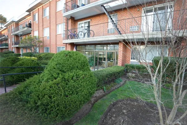 $399,000 | 85 South Centre Avenue, Unit A20, Rockville Centre, NY 11570